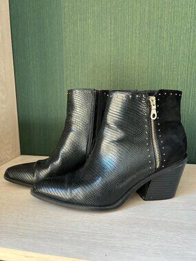 Heeled black boots